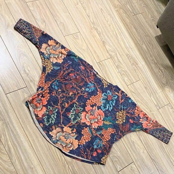 Amma Design 3/4 Sleeve Multi Colored Bat Wing Top - Picture 2 of 7